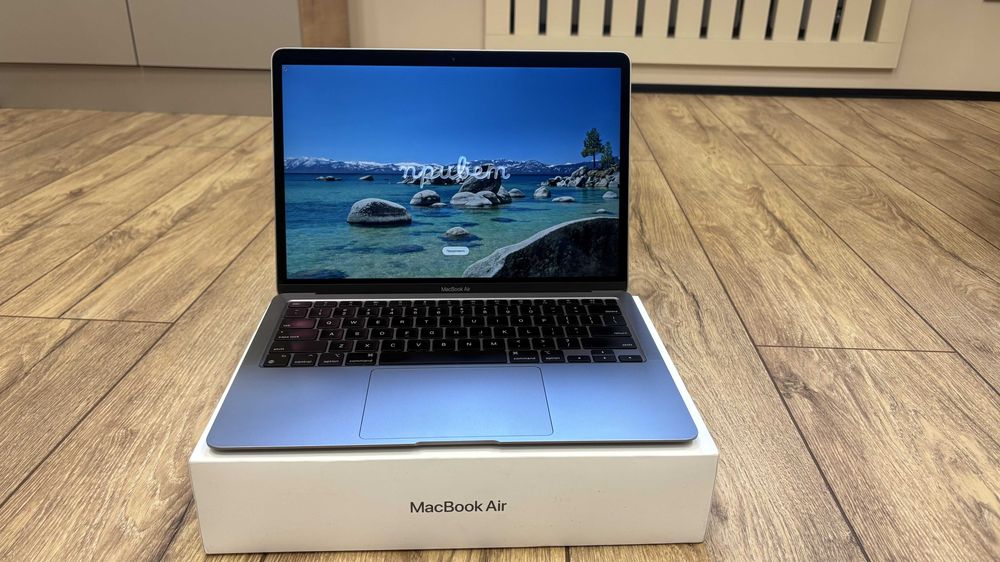 MacBook Air M1 8/256 — идеальное состояние, полный комплект