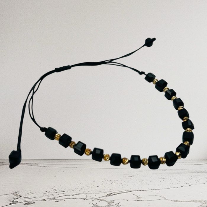 Златна гривна на конец