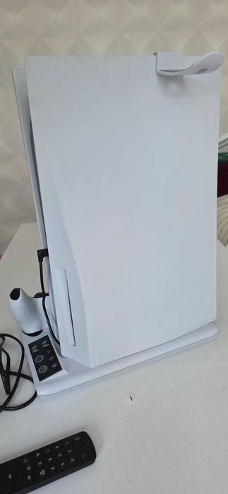 Продавам PS5 DISK EDITION+Един бял DualSense контролер. • Подарък игра Assassin's Creed Valhalla