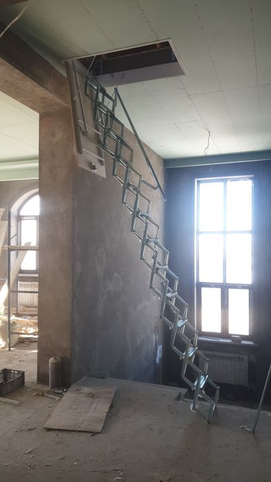 Итальянская чердачная лестница. Материал анодированная сталь.