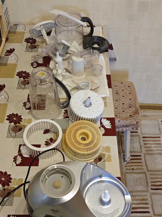 Продается кухонный комбайн Vitek VT-1616 SR, соковыжималка, блендер