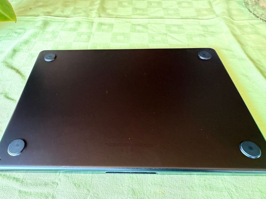 Apple MacBook Air M2 2022, 13", 8GB RAM, chip Apple M2, macOS Tahoe, stare foarte bună