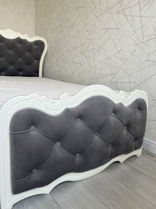 Құрбым екеуміз бірге сырласамыз