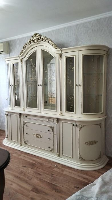 Продам шкаф сервант для гостиной