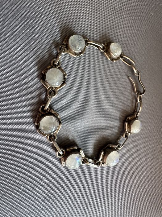 Bratara din argint si piatra lunii