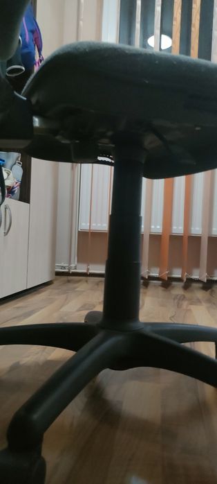 Scaun birou perfect funcțional și estetic