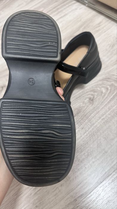 Продам туфли на девочку, р.34
