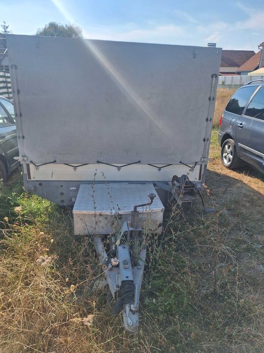 Vand platformă auto