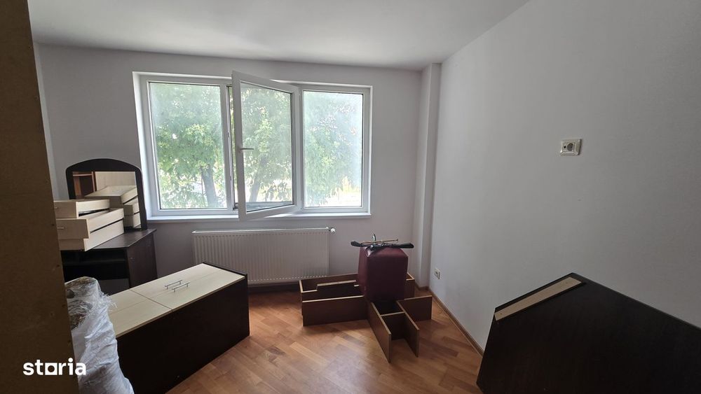 Vand 2 camere et 1,zona centrala