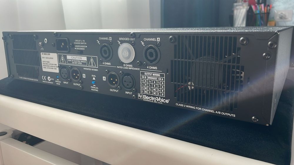 Amplificator putere Electrovoice CP3000 echivalentul lui Dynacord LX2200 sau XA4000.