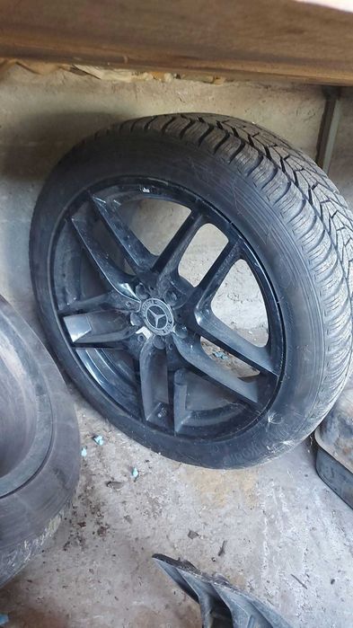 Оригинални 19" AMG джанти с почти нови зимни гуми Hankook 245/45/19 за Mercedes