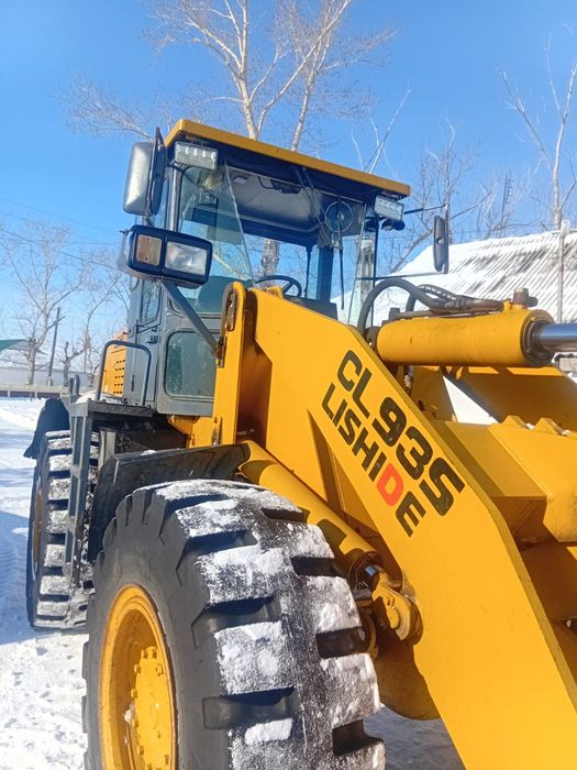 Услуги погрузчика и самосвалов