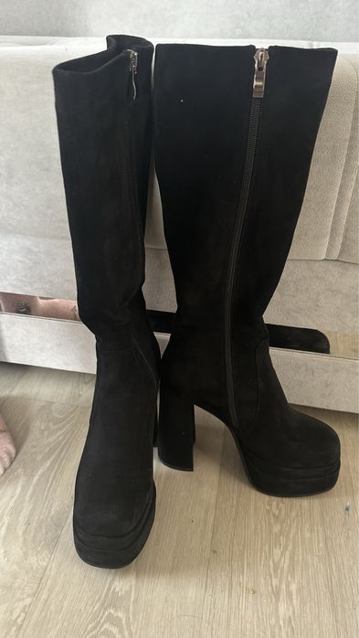 Продаются замшевые сапоги