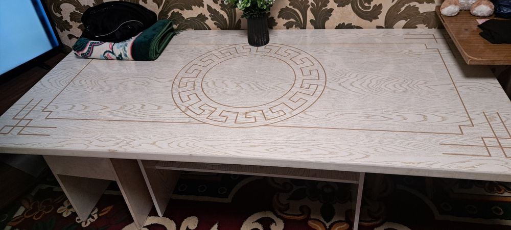 Большой белый стол продаю Катта стол сотилади