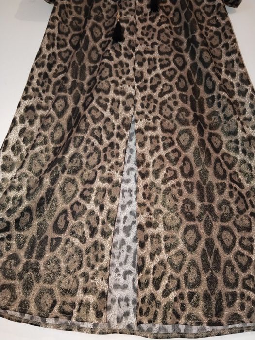 Платье тигровый принтом продам.