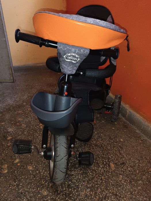 Детско колело с три гуми и дръжка за бутане