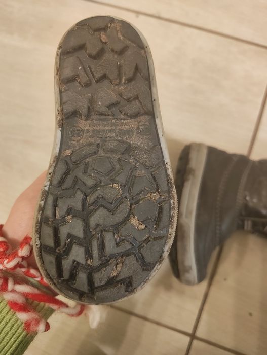 Подарявам НОСЕНИ обувки