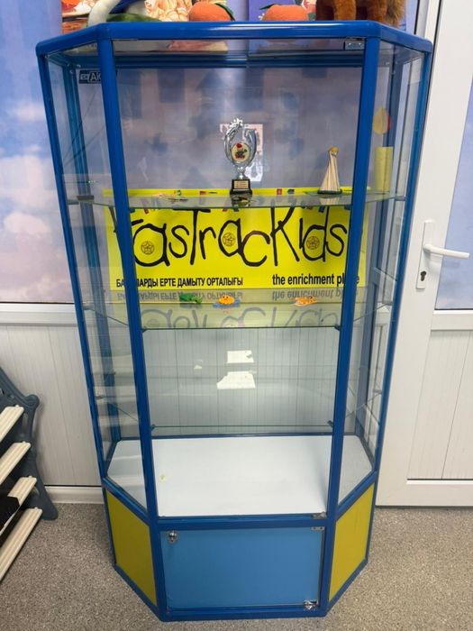 Витрина с полками