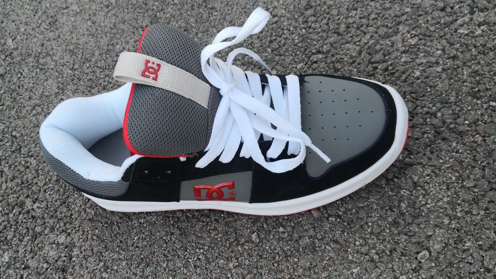 Продам кроссовки