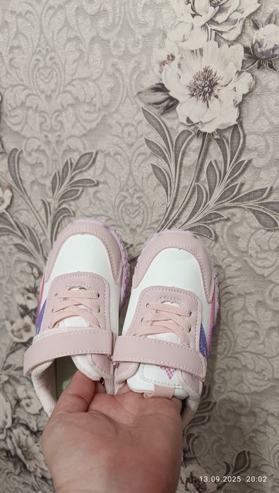 Продам детские кроссовки (на девочку)