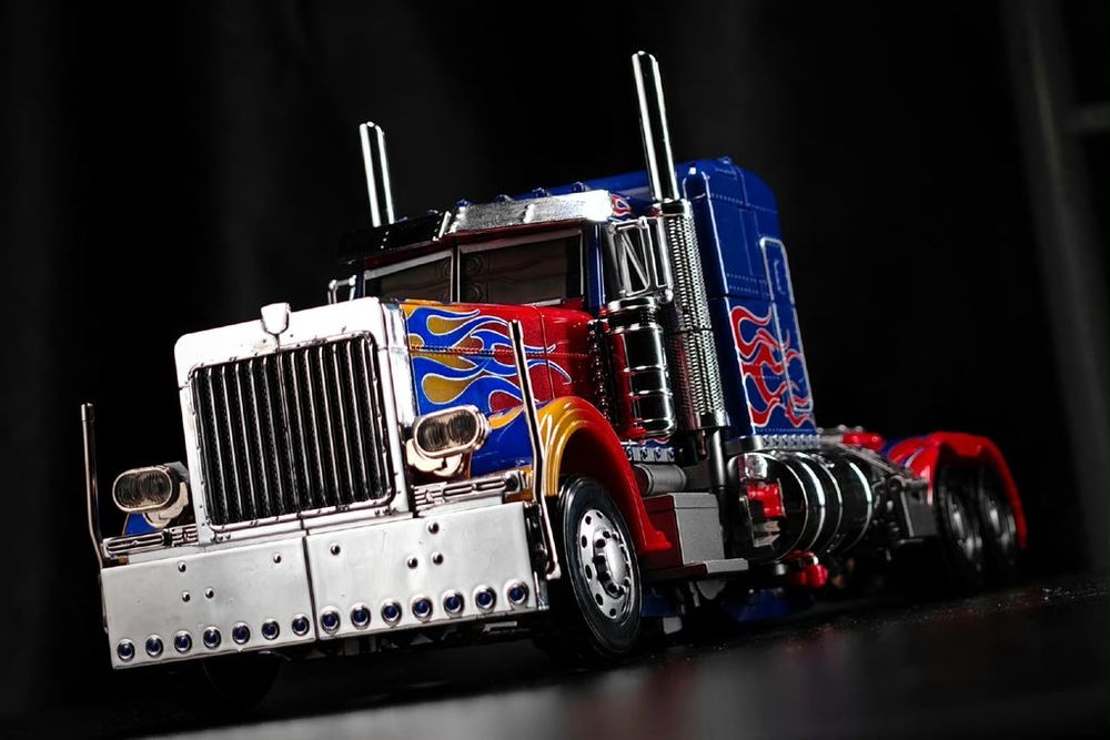 Black Apple Weijiang Optimus Prime figure