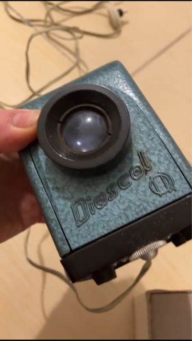 Diaproiector cu trepied