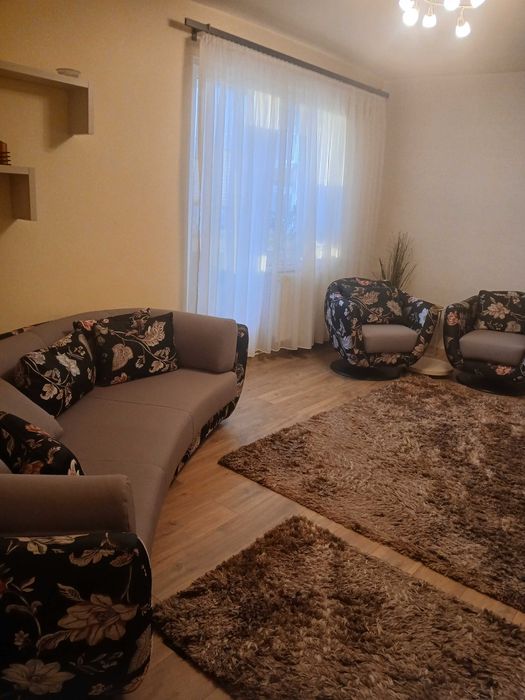Vand mobila de living: canapea , 2 fotolii si comoda de 3.5 m. Pret total 3500 lei