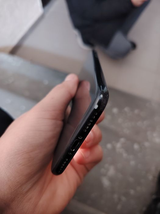 Продам айфон се 2020