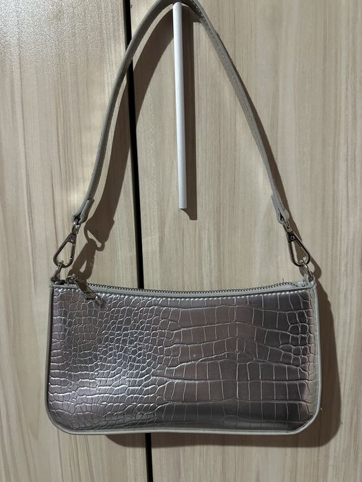 Малка сребриста чанта