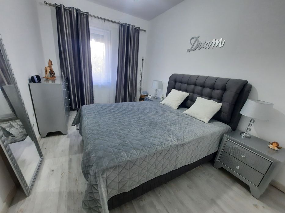 Direct proprietar - apartament 2 camere  cu gradina proprie, parcare privata si acces dublu in zona Dealuri