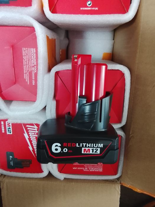 2 buc Baterii Milwaukee de 12 v- 6a Noi