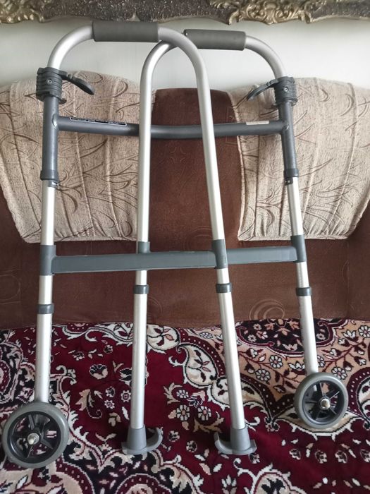 Pentru Handicapati- Cadru de Sprijin cu Rotile si Piciore Ski