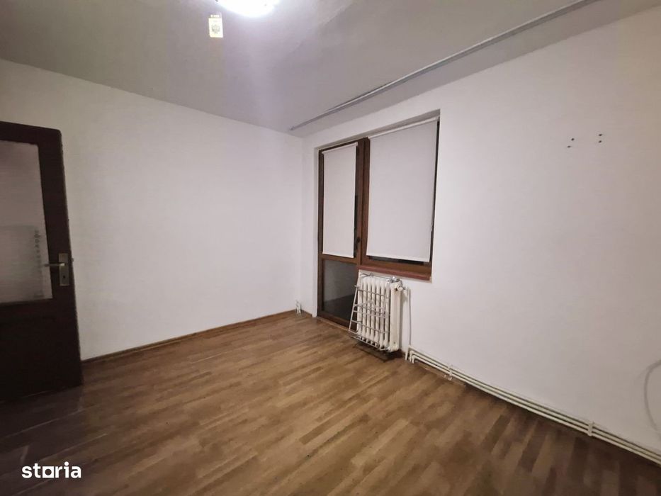Apartament cu 3 camere, decomandat, etaj 3