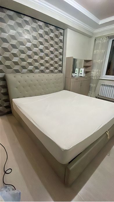 Двуспальная кровать с матрасом