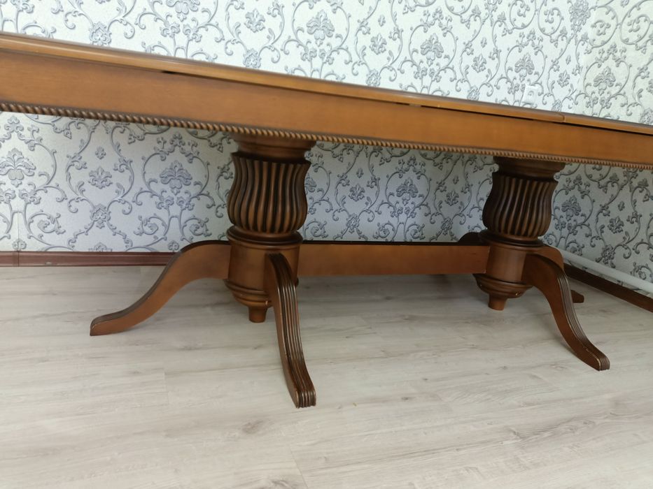 Продается гостиный стол.