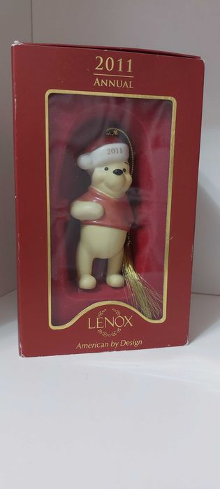 Продуктът е коледна играчка "Мечо Пух" от Lenox, изданието за 2011 г.