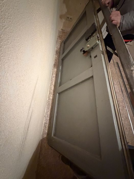 Дверь металлическая с замком