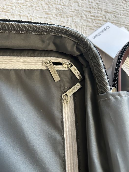 Новый чемодан Calvin Klein в размере S
