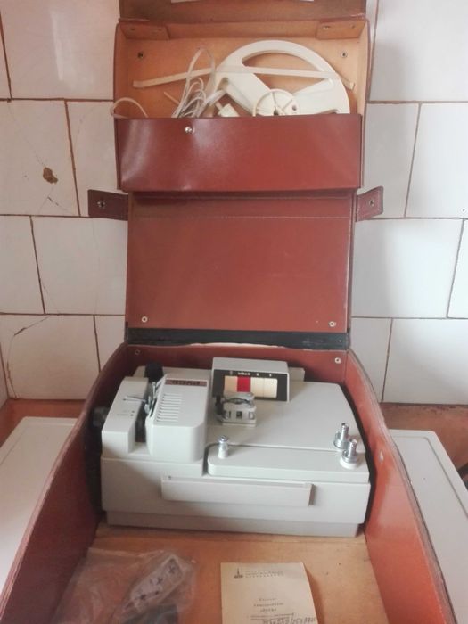 Киномашина Русь и стар конски бъкел .