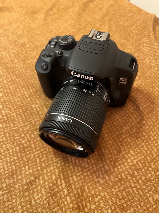 Фотоапарат Canon EOS 700D