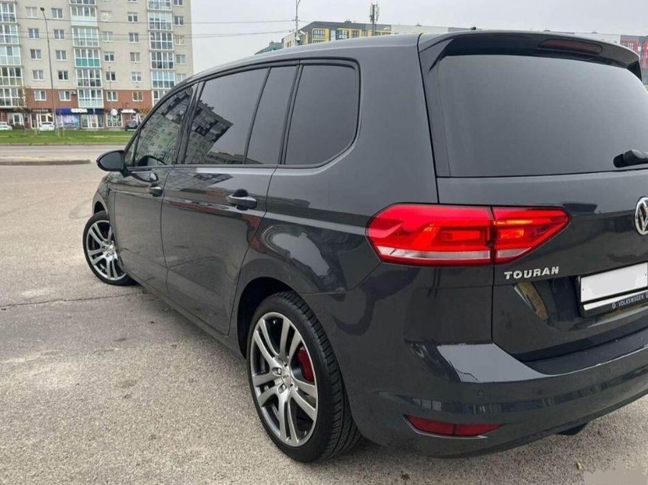 Услуги семейного кроссовера (4-6 пассажирских мест): Wolsvagen Touran