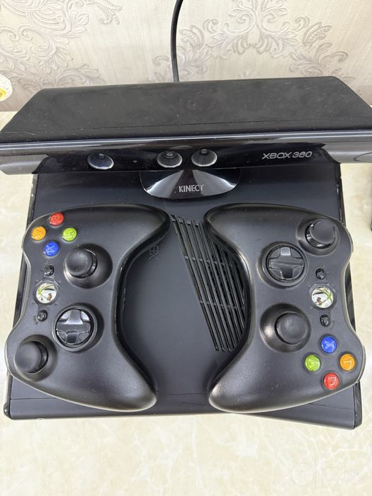 Xbox 360 есть два джостика и кинект