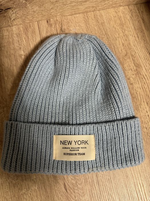 Комплект и шапки новые