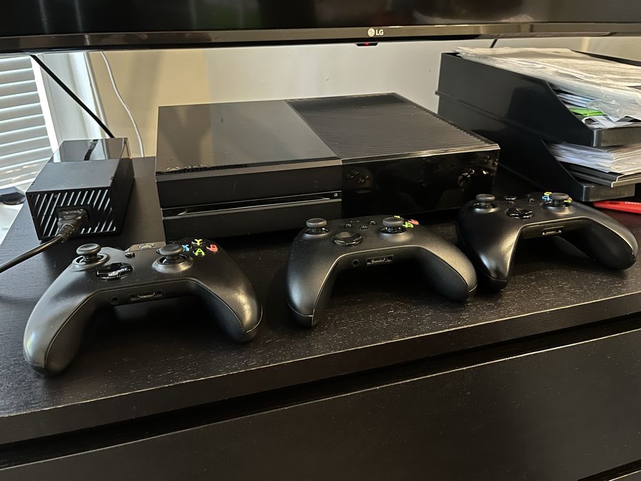 Xbox 1 с три джойстика в отлично състояние