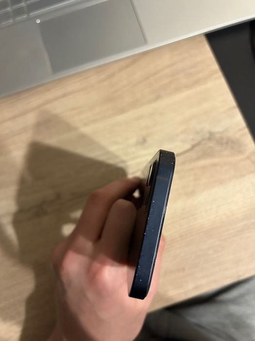 Продавам iPhone 12