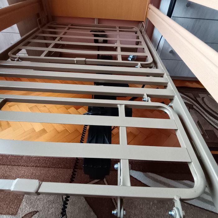 Болнично легло, антидекубитален дюшек и помощна масичка