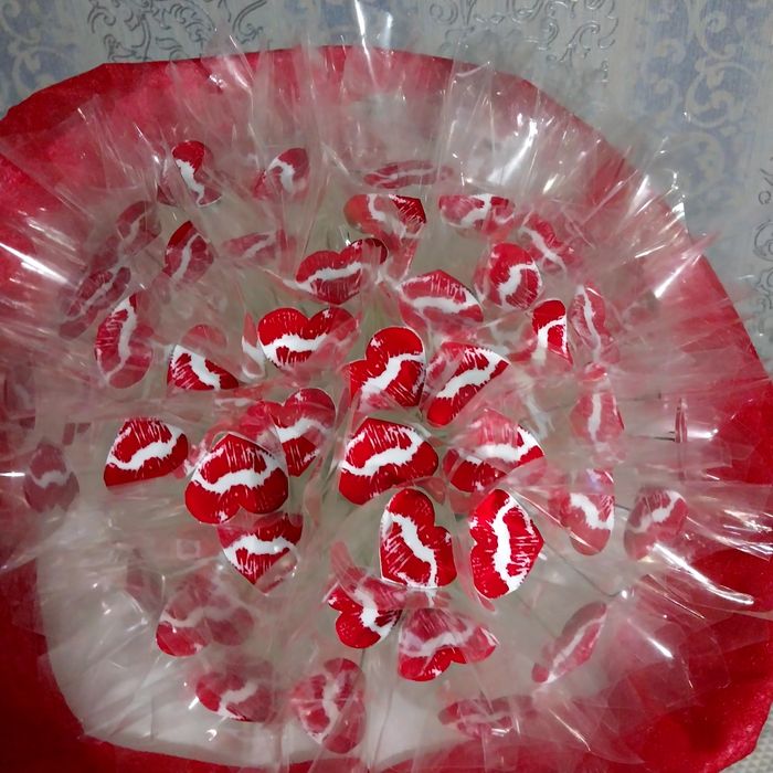 Букет с поцелуем в форме сердца