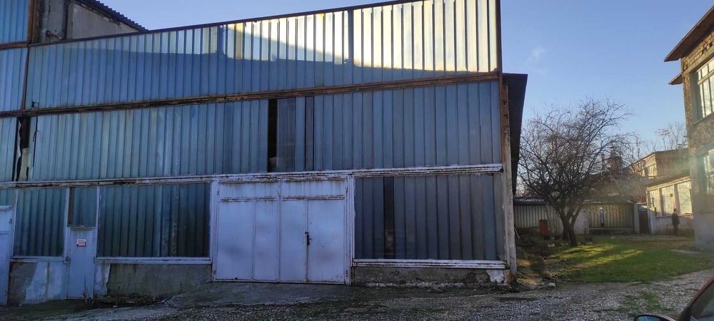 Продава се Промишлена сграда в Чирпан - 5000 кв.м за 100 €/кв.м - Снимка #2