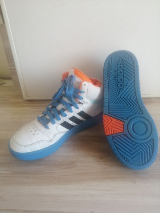 Високи спортни маратонки, употребявани. .