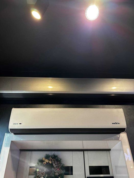 Дверной кондиционер над дверью в магазин кафе ресторан Midea Welkin